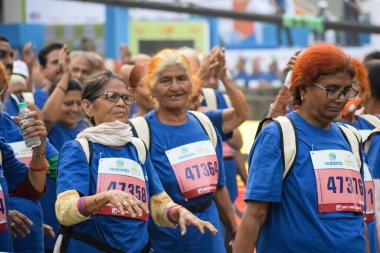 Yeni Delhi, Hindistan - 20 Ekim 2024 - Vedanta Delhi Yarı Maraton yarışına katılan yaşlılar maraton katılımcılarının bitiş çizgisini geçmek üzere oldukları Delhi Yarı Maratonu 2024