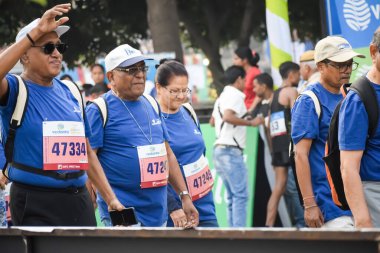 Yeni Delhi, Hindistan - 20 Ekim 2024 - Vedanta Delhi Yarı Maraton yarışına katılan yaşlılar maraton katılımcılarının bitiş çizgisini geçmek üzere oldukları Delhi Yarı Maratonu 2024