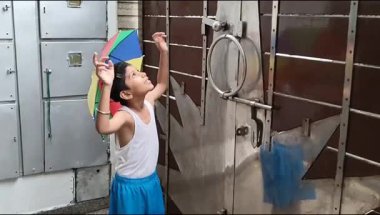 Yaz yağmurunda oynayan küçük çocuk evin balkonunda, Hintli akıllı çocuk yağmur mevsiminde yağmur damlalarıyla oynuyor, çocuk yağmurda oynuyor. 