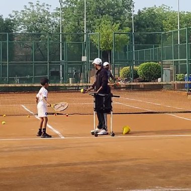 Delhi, Hindistan, 17 Şubat 2025 - Maha Open için kil tenis kortunda antrenörlük yapan genç tenisçiler, yaklaşan turnuva için küçük tenis oyuncuları antrenman yapıyor
