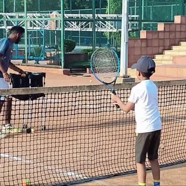 Delhi, Hindistan, 17 Şubat 2025 - Maha Open için kil tenis kortunda antrenörlük yapan genç tenisçiler, yaklaşan turnuva için küçük tenis oyuncuları antrenman yapıyor