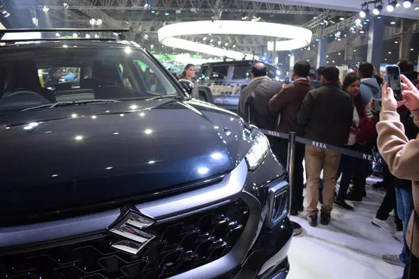 Noida, Uttar Pradesh, Hindistan, 28 Kasım 2023 - Otomobil Fuarı 2023 'te sergilenen tamamen otonom elektrik, dizel ve benzin otomobili. Otomobil geleceği için tasarlanmış yaratıcı bir araba.