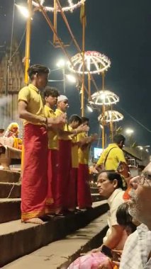 Varanasi, Hindistan - 23 Mart 2025 Dünyaca ünlü Ganga Aarti her akşam Dashashwamedh Ghat 'ta sahne alıyor.