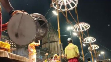 Varanasi, Hindistan - 23 Mart 2025 Dünyaca ünlü Ganga Aarti her akşam Dashashwamedh Ghat 'ta sahne alıyor.