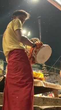 Varanasi, Hindistan - 23 Mart 2025 Dünyaca ünlü Ganga Aarti her akşam Dashashwamedh Ghat 'ta sahne alıyor.