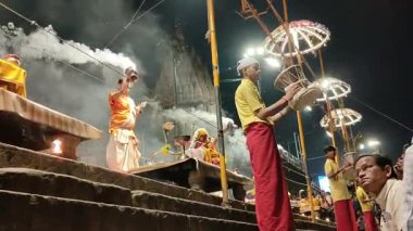 Varanasi, Hindistan - 23 Mart 2025 Dünyaca ünlü Ganga Aarti her akşam Dashashwamedh Ghat 'ta sahne alıyor.