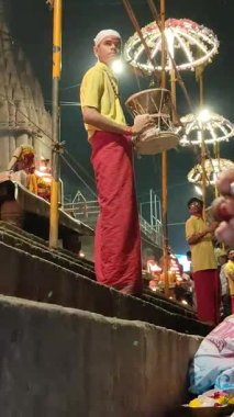 Varanasi, Hindistan - 23 Mart 2025 Dünyaca ünlü Ganga Aarti her akşam Dashashwamedh Ghat 'ta sahne alıyor.
