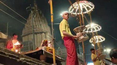 Varanasi, Hindistan - 23 Mart 2025 Dünyaca ünlü Ganga Aarti her akşam Dashashwamedh Ghat 'ta sahne alıyor.