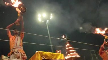 Varanasi, Hindistan - 23 Mart 2025 Dünyaca ünlü Ganga Aarti her akşam Dashashwamedh Ghat 'ta sahne alıyor.