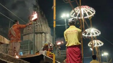 Varanasi, Hindistan - 23 Mart 2025 Dünyaca ünlü Ganga Aarti her akşam Dashashwamedh Ghat 'ta sahne alıyor.