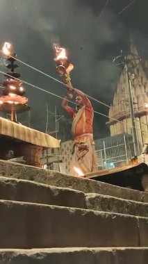 Varanasi, Hindistan - 23 Mart 2025 Dünyaca ünlü Ganga Aarti her akşam Dashashwamedh Ghat 'ta sahne alıyor.