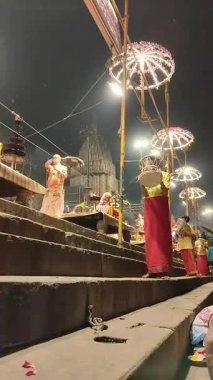 Varanasi, Hindistan - 23 Mart 2025 Dünyaca ünlü Ganga Aarti her akşam Dashashwamedh Ghat 'ta sahne alıyor.