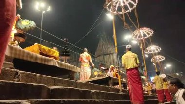 Varanasi, Hindistan - 23 Mart 2025 Dünyaca ünlü Ganga Aarti her akşam Dashashwamedh Ghat 'ta sahne alıyor.