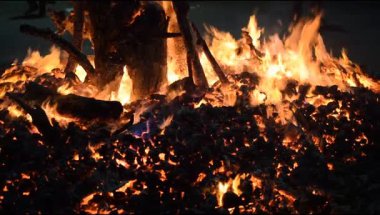 Siyah arka planda alevler, alev alev dokusu arka planda, çok güzel, ateş yanıyor, ateş odun ve inek gübresi ateşiyle yanıyor.