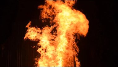 Siyah arka planda alevler, alev alev dokusu arka planda, çok güzel, ateş yanıyor, ateş odun ve inek gübresi ateşiyle yanıyor.