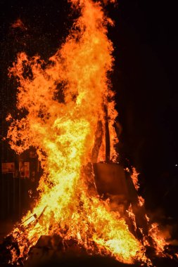 Siyah arka planda alevler, alev alev dokusu arka planda, çok güzel, ateş yanıyor, ateş odun ve inek gübresi ateşiyle yanıyor.