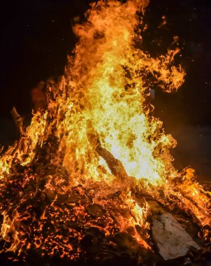 Siyah arka planda alevler, alev alev dokusu arka planda, çok güzel, ateş yanıyor, ateş odun ve inek gübresi ateşiyle yanıyor.