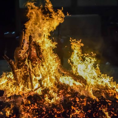 Siyah arka planda alevler, alev alev dokusu arka planda, çok güzel, ateş yanıyor, ateş odun ve inek gübresi ateşiyle yanıyor.