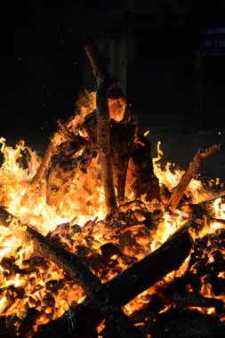 Siyah arka planda alevler, alev alev dokusu arka planda, çok güzel, ateş yanıyor, ateş odun ve inek gübresi ateşiyle yanıyor.