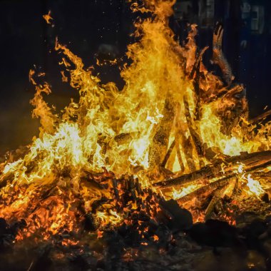 Siyah arka planda alevler, alev alev dokusu arka planda, çok güzel, ateş yanıyor, ateş odun ve inek gübresi ateşiyle yanıyor.