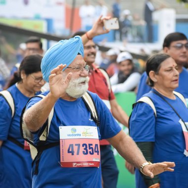 Yeni Delhi, Hindistan - 20 Ekim 2024 - Vedanta Delhi Yarı Maraton yarışına katılan yaşlılar maraton katılımcılarının bitiş çizgisini geçmek üzere oldukları Delhi Yarı Maratonu 2024