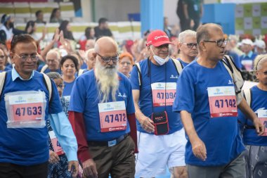 Yeni Delhi, Hindistan - 20 Ekim 2024 - Vedanta Delhi Yarı Maraton yarışına katılan yaşlılar maraton katılımcılarının bitiş çizgisini geçmek üzere oldukları Delhi Yarı Maratonu 2024
