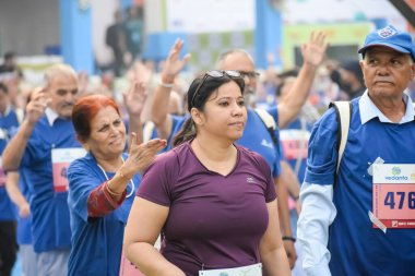 Yeni Delhi, Hindistan - 20 Ekim 2024 - Vedanta Delhi Yarı Maraton yarışına katılan yaşlılar maraton katılımcılarının bitiş çizgisini geçmek üzere oldukları Delhi Yarı Maratonu 2024