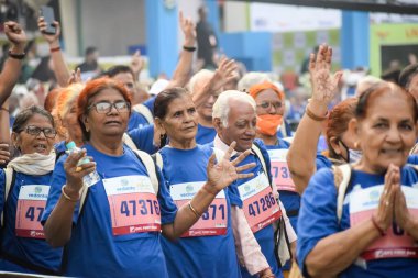 Yeni Delhi, Hindistan - 20 Ekim 2024 - Vedanta Delhi Yarı Maraton yarışına katılan yaşlılar maraton katılımcılarının bitiş çizgisini geçmek üzere oldukları Delhi Yarı Maratonu 2024