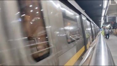 Yeni Delhi, Hindistan, 16 Nisan 2025 - Delhi treni Yeni Delhi, Hindistan, Asya 'daki Jhandewalan metro istasyonuna varıyor.
