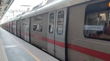 Yeni Delhi, Hindistan, 16 Nisan 2025 - Delhi treni Yeni Delhi, Hindistan, Asya 'daki Jhandewalan metro istasyonuna varıyor.