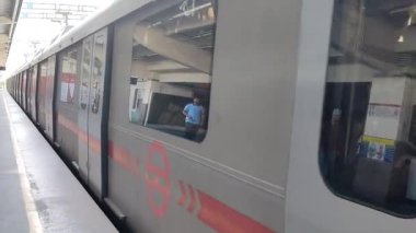 Yeni Delhi, Hindistan, 16 Nisan 2025 - Delhi treni Yeni Delhi, Hindistan, Asya 'daki Jhandewalan metro istasyonuna varıyor.