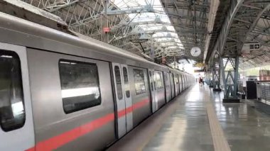 Yeni Delhi, Hindistan, 16 Nisan 2025 - Delhi treni Yeni Delhi, Hindistan, Asya 'daki Jhandewalan metro istasyonuna varıyor.