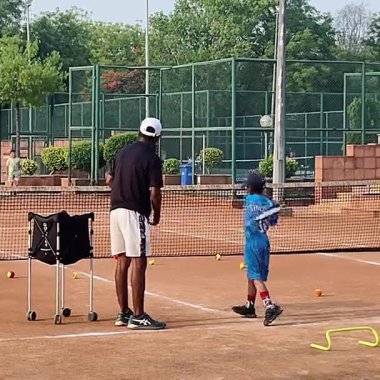 Delhi, Hindistan, 17 Şubat 2025 - Maha Open için kil tenis kortunda antrenörlük yapan genç tenisçiler, yaklaşan turnuva için küçük tenis oyuncuları antrenman yapıyor