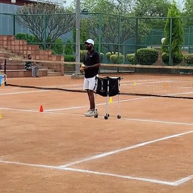 Delhi, Hindistan, 17 Şubat 2025 - Maha Open için kil tenis kortunda antrenörlük yapan genç tenisçiler, yaklaşan turnuva için küçük tenis oyuncuları antrenman yapıyor
