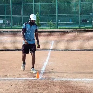 Delhi, Hindistan, 17 Şubat 2025 - Maha Open için kil tenis kortunda antrenörlük yapan genç tenisçiler, yaklaşan turnuva için küçük tenis oyuncuları antrenman yapıyor
