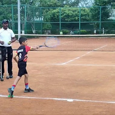 Delhi, Hindistan, 17 Şubat 2025 - Maha Open için kil tenis kortunda antrenörlük yapan genç tenisçiler, yaklaşan turnuva için küçük tenis oyuncuları antrenman yapıyor