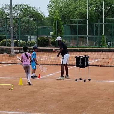 Delhi, Hindistan, 17 Şubat 2025 - Maha Open için kil tenis kortunda antrenörlük yapan genç tenisçiler, yaklaşan turnuva için küçük tenis oyuncuları antrenman yapıyor