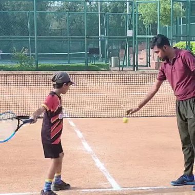 Delhi, Hindistan, 17 Şubat 2025 - Maha Open için kil tenis kortunda antrenörlük yapan genç tenisçiler, yaklaşan turnuva için küçük tenis oyuncuları antrenman yapıyor