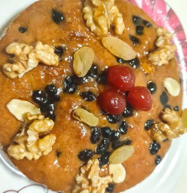 Çikolatalı ev yapımı, kurutulmuş meyve, kuru üzüm, fındık, badem vb. Noel ve yeni yılda satılık tarçınlı ve baharatlı ev yapımı lezzetli pastalar.