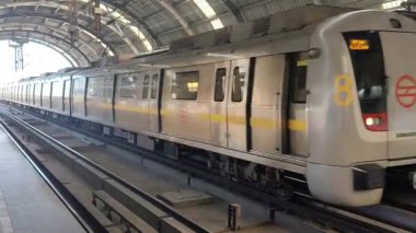 Yeni Delhi, Hindistan, 16 Nisan 2025 - Delhi treni Yeni Delhi, Hindistan, Asya 'daki Jhandewalan metro istasyonuna varıyor.