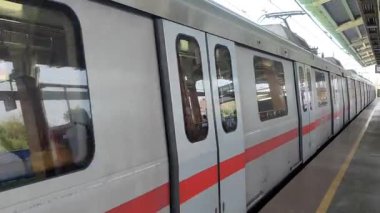Yeni Delhi, Hindistan, 16 Nisan 2025 - Delhi treni Yeni Delhi, Hindistan, Asya 'daki Jhandewalan metro istasyonuna varıyor.