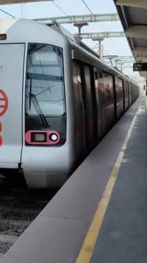 Yeni Delhi, Hindistan, 16 Nisan 2025 - Delhi treni Yeni Delhi, Hindistan, Asya 'daki Jhandewalan metro istasyonuna varıyor.