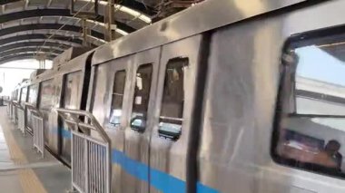 Yeni Delhi, Hindistan, 16 Nisan 2025 - Delhi treni Yeni Delhi, Hindistan, Asya 'daki Jhandewalan metro istasyonuna varıyor.