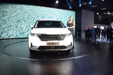 Noida, Uttar Pradesh, Hindistan, 28 Kasım 2023 - Otomobil Fuarı 2023 'te sergilenen tamamen otonom elektrik, dizel ve benzin otomobili. Otomobil geleceği için tasarlanmış yaratıcı bir araba.