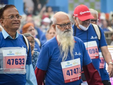 Yeni Delhi, Hindistan - 20 Ekim 2024 - Vedanta Delhi Yarı Maraton yarışına katılan yaşlılar maraton katılımcılarının bitiş çizgisini geçmek üzere oldukları Delhi Yarı Maratonu 2024