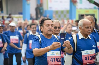 Yeni Delhi, Hindistan - 20 Ekim 2024 - Vedanta Delhi Yarı Maraton yarışına katılan yaşlılar maraton katılımcılarının bitiş çizgisini geçmek üzere oldukları Delhi Yarı Maratonu 2024