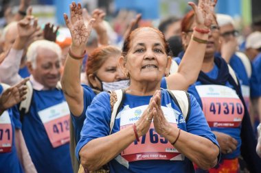 Yeni Delhi, Hindistan - 20 Ekim 2024 - Vedanta Delhi Yarı Maraton yarışına katılan yaşlılar maraton katılımcılarının bitiş çizgisini geçmek üzere oldukları Delhi Yarı Maratonu 2024
