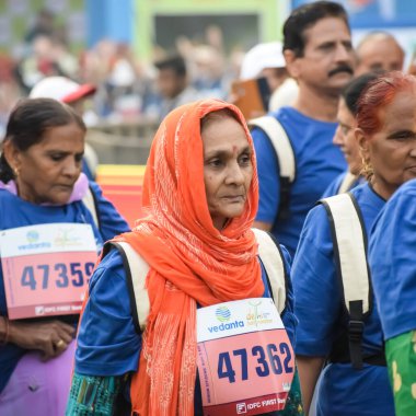 Yeni Delhi, Hindistan - 20 Ekim 2024 - Vedanta Delhi Yarı Maraton yarışına katılan yaşlılar maraton katılımcılarının bitiş çizgisini geçmek üzere oldukları Delhi Yarı Maratonu 2024
