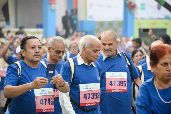 Yeni Delhi, Hindistan - 20 Ekim 2024 - Vedanta Delhi Yarı Maraton yarışına katılan yaşlılar maraton katılımcılarının bitiş çizgisini geçmek üzere oldukları Delhi Yarı Maratonu 2024