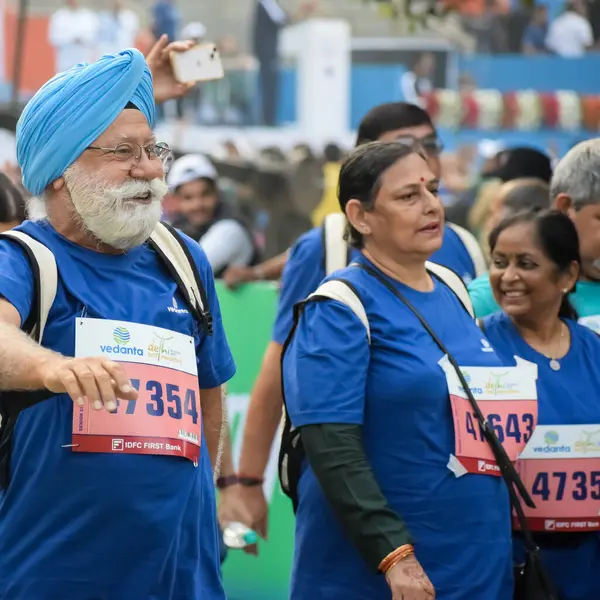 Yeni Delhi, Hindistan - 20 Ekim 2024 - Vedanta Delhi Yarı Maraton yarışına katılan yaşlılar maraton katılımcılarının bitiş çizgisini geçmek üzere oldukları Delhi Yarı Maratonu 2024